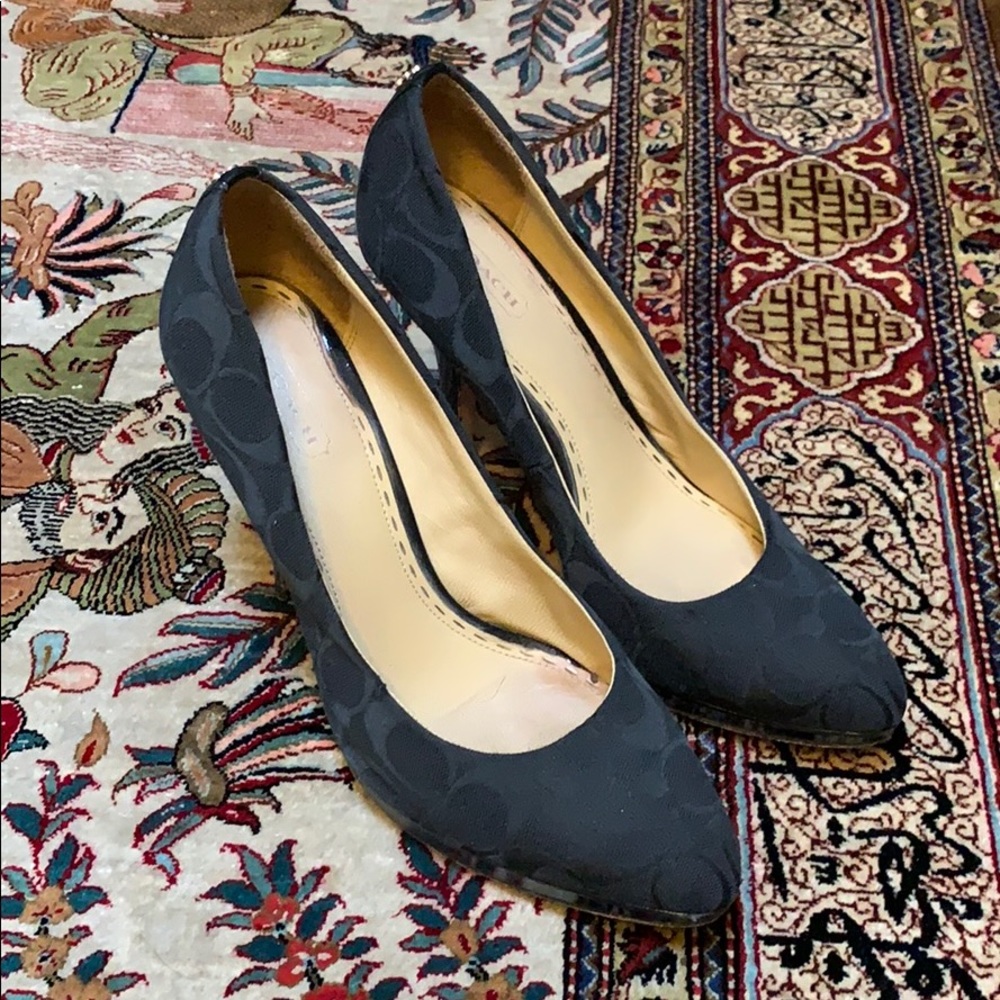 Beautiful coach pumps, black